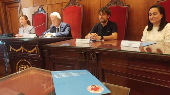La sede del TSJA ha acogido este miércoles la presentación de la Guía de Comunicación accesible y comprensible con personas con autismo en el ámbito judicial.