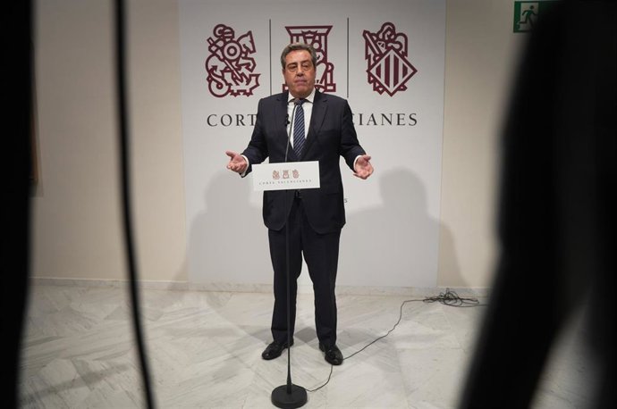 Archivo - El síndic de Vox en Les Corts, José María Llanos, ofrece una rueda de prensa