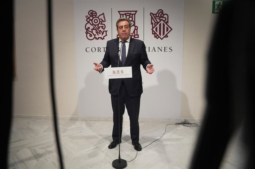 Archivo - El síndic de Vox en Les Corts, José María Llanos, ofrece una rueda de prensa