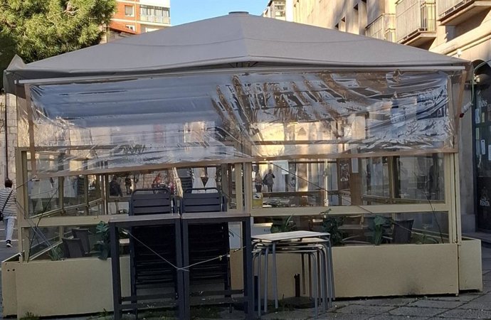 Una terraza en una calle peatonal de Valladolid.