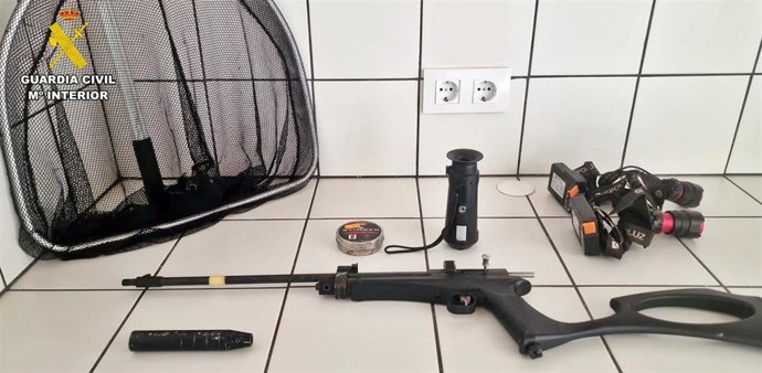 Armas y utensilios intervenidos por la Guardia Civil a un vecino de Trasierra