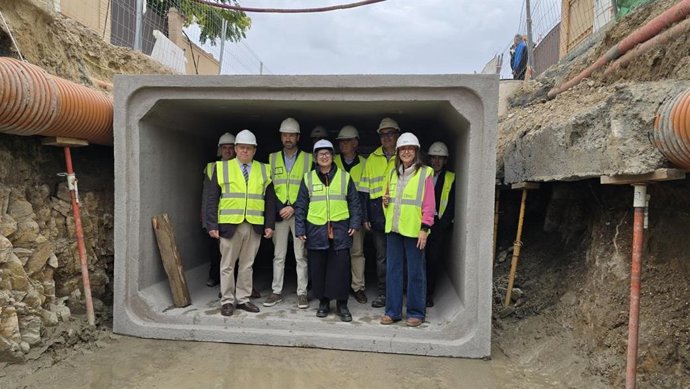 La consejera de Desarrollo Sostenible, Mercedes Gómez, y el alcalde de Cobisa, Félix Ortega, visitando las obras para el encauzamiento del arroyo de la Degollada a su paso por el municipio.