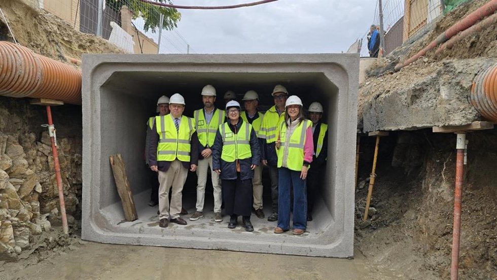 La consejera de Desarrollo Sostenible, Mercedes Gómez, y el alcalde de Cobisa, Félix Ortega, visitando las obras para el encauzamiento del arroyo de la Degollada a su paso por el municipio.