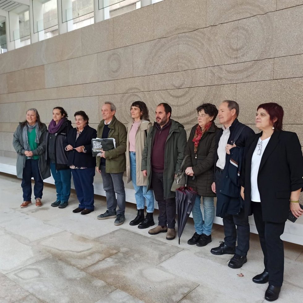 Presentación en el Parlamento de firmas de la ILP para la divulgación de la obra de Castelao