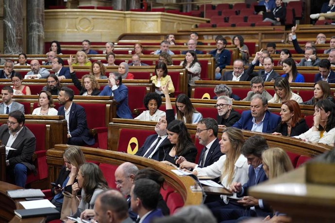 Archivo- Una votación en el Parlament de Catalunya 