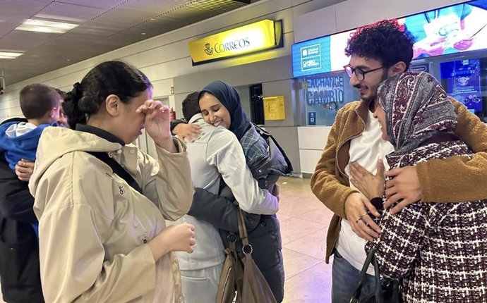 La familia de Fayad a su llegada a España tras dos años sin poder salir de Gaza.