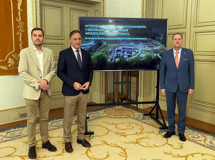 De izquierda a derecha, el concejal de Turismo, Ángel Fernández Silva; el alcalde de Salamanca, Carlos García Carbayo, y el concejal de Fomento y Urbanismo, Fernando Carabias