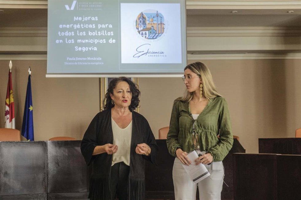 Archivo - Pilar Matín (i), junto con Paula Jimeno.