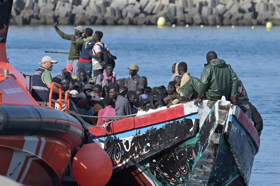 Efectivos de emergencias atienden a personas en el muelle de La Restinga, en el municipio de El Pinar