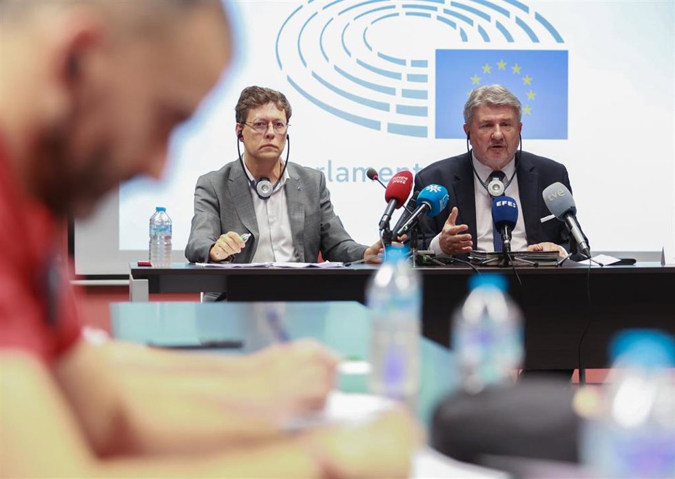 Archivo - El presidente de la delegación de la Comisión de Peticiones del Parlamento Europeo, Bogdan Rzonca, atiende a los medios de comunicaciónen Sevilla tras visitar Andalucía en mayo para recopilar información sobre la situación de los efectivos pol
