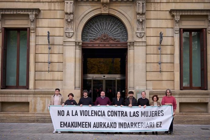 Concentración del Parlamento de Navarra en contra de los últimos asesinatos por violencia de género