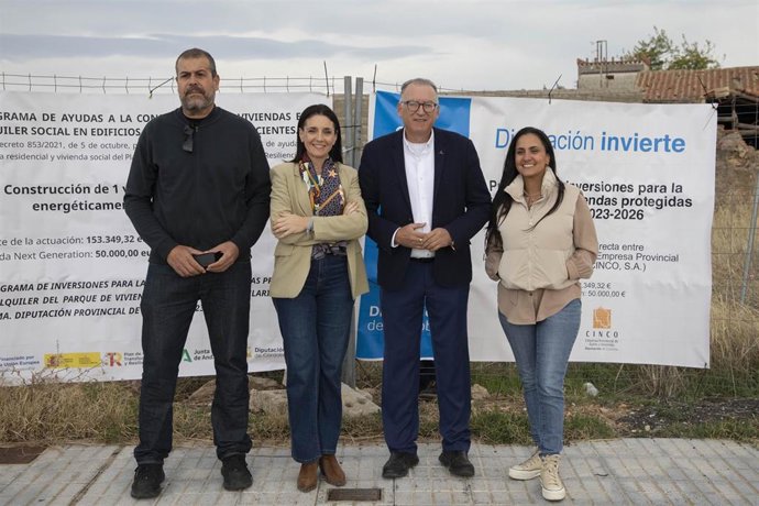 La delegada de Presidencia, Gobierno Interior y Vivienda de la Diputación de Córdoba, Marta Siles (segunda por la izda.), y el alcalde de El Viso, Juan Díaz (tercero), frente al solar donde se construirá la vivienda.