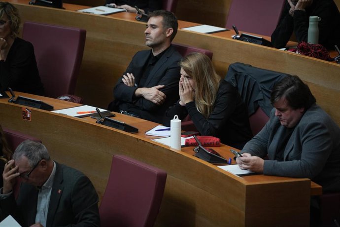 Archivo - La diputada de Compromís Paula Espinosa (c) durante una sesión plenaria