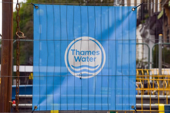 Archivo - 28 May 2025, United Kingdom, London: General view of a Thames Water sign at a pipe replacement site. British utility Thames Water has been fined £122.7 million ($165.3 million) after two investigations into wastewater and dividend payments, in t