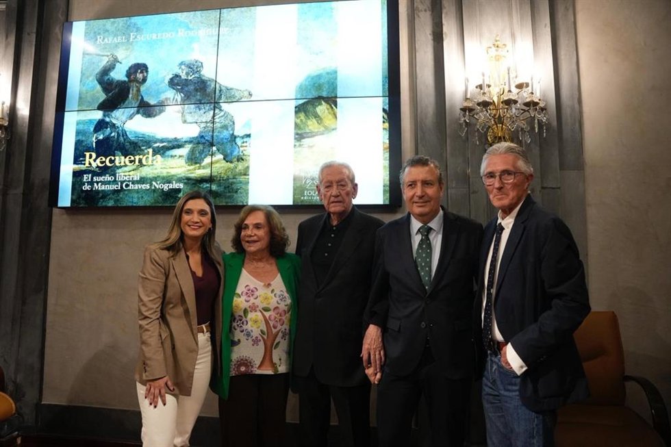 Presentación en la Casa de la Provincia de Sevilla de la novela 'Recuerda. El sueño liberal', de Rafael Escuredo.