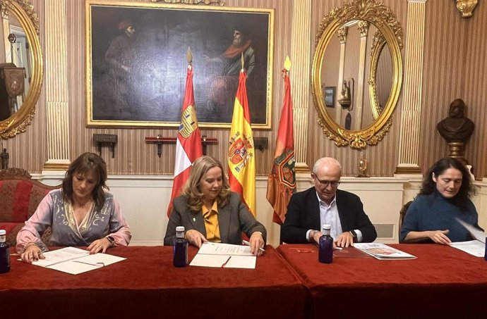 Firma del acuerdo de la Mesa de Diálogo Social de Burgos.
