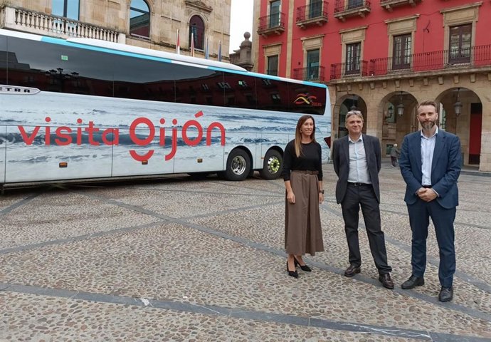 Presentación de la nueva campaña turística de Gijón en autobuses vinilados de ALSA.