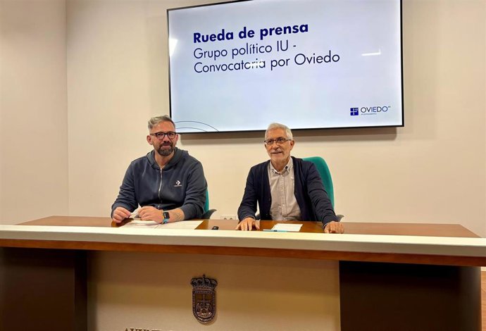 El secretario de Organización de la Unión comarcal de Oviedo de CCOO, Gonzalo Riestra, y el portavoz de IU-Convocatoria por Oviedo, Gaspar Llamazares.