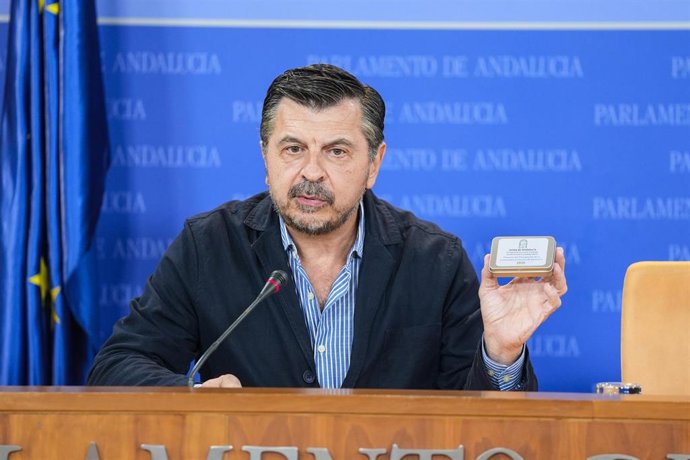 El portavoz del Grupo Parlamentario Popular, Toni Martín, durante la ronda de ruedas de prensa de portavoces de los grupos parlamentarios en el Parlamento de Andalucía, a 5 de noviembre de 2025 en Sevilla (Andalucía, España). Los portavoces de los grupos 