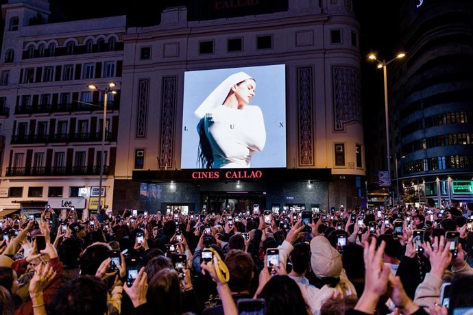 Decenas de personas observan la portada del nuevo álbum de Rosalía, 'Lux', en la plaza de Callao, a 20 de octubre de 2025, en Madrid (España). La cantante catalana Rosalía ha aparecido en la plaza de Callao de Madrid por sorpresa para anunciar su cuarto á