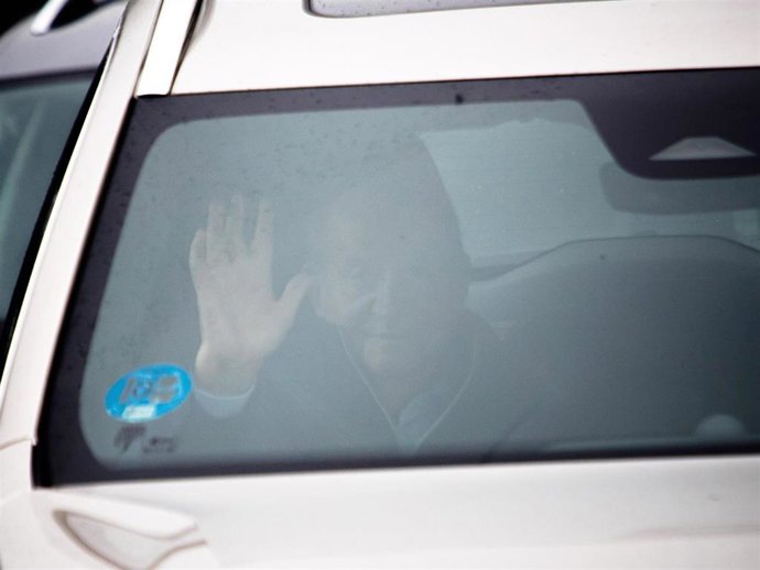 El Rey emérito Juan Carlos I aterriza en el aeropuerto de Vigo, a 5 de noviembre de 2025, en Vigo, Pontevedra, Galicia (España).