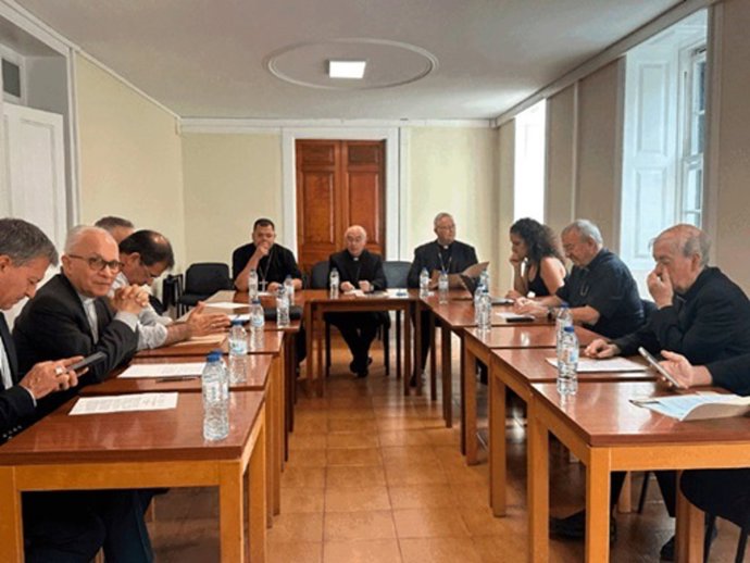 Archivo - Los obispos de las Comisiones para las Comunicaciones sociales de las Conferencias episcopales de Portugal y España, reunidos en Funchal (Madeira).