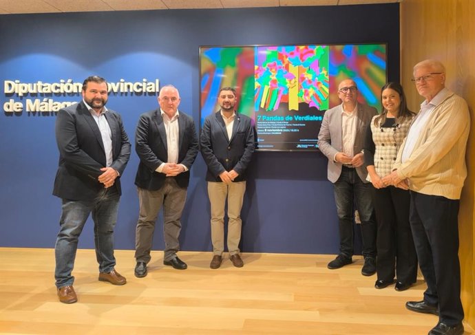 El diputado de Gestión Económica Administrativa, Manuel Marmolejo, y el de Cultura, Manuel López Mestanza, junto al alcalde de Colmenar, José Martín; y el vicepresidente de la Federación Provincial de Pandas de Verdiales, Ramón Santamaría.