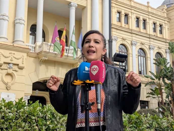 La portavoz adjunta del grupo municipal Con Málaga, Toni Morillas, atiende a los medios