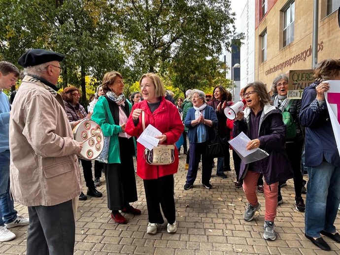 Usuarios de los talleres en centros de mayores concentrados este miércoles