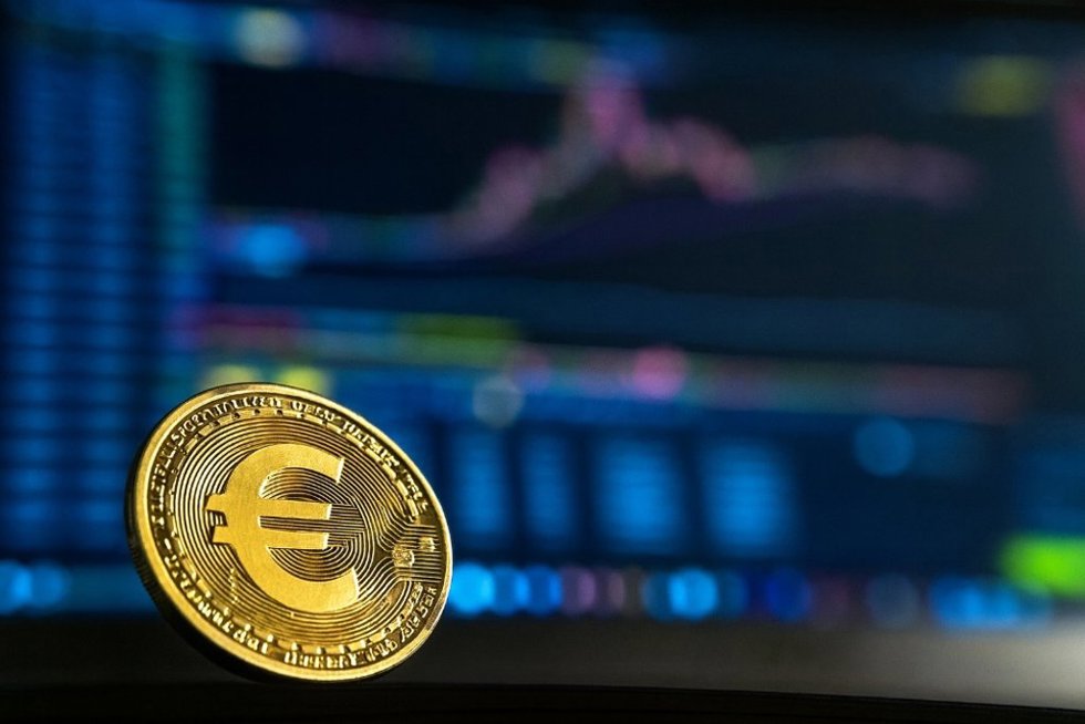 Archivo - CaixaBank pone a disposición de sus clientes la compraventa de dos instrumentos financieros ligados al bitcoin.