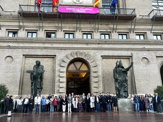 Minuto de silencio a las puertas del Ayuntamiento de Zaragoza por Eugenia, víctima mortal de violencia machista en la capital aragonesa.