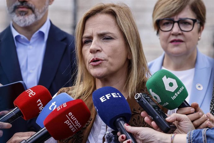 La delegada del Gobierno en la Comunitat, Pilar Bernabé, atiende a los medios durante una concentración silenciosa, ante la Delegación del Gobierno, a 5 de noviembre de 2025, en Valencia