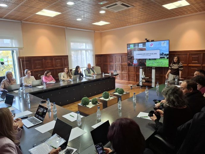 Visita de la delegación europea a Segovia para analizar el modelo español de gestión ambiental en granjas porcinas y avícolas.