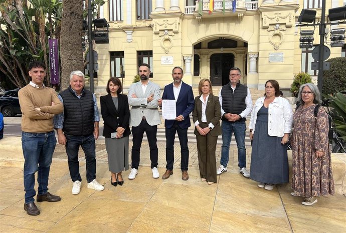 El portavoz municipal del PSOE, Daniel Pérez, junto a concejales socialistas