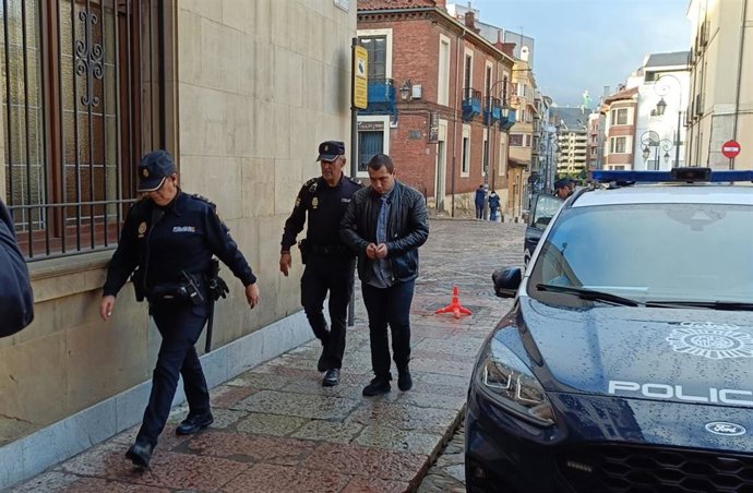 El condenado a 23 años y medios de cárcel por matricidio en la Nochebuena en 2022 en León a su entrada a la Audiencia Provincial en la primera sesión del juicio.