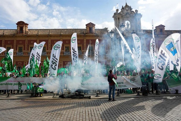 Protesta de CSIF Andalucía en San Telmo, en Sevilla.