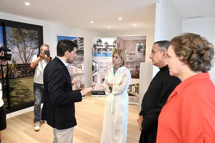Archivo - La alcaldesa de Jerez de la Frontera (Cádiz), María José García-Pelayo, en la inauguración de la oficina de ventas de la empresa Dimalara en el sector 26 de La Milagrosa el pasado mes de junio.