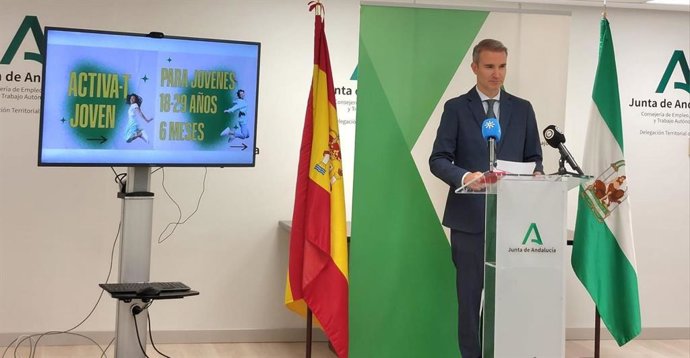 El delegado territorial de Empleo, Formación y Trabajo Autónomo en Almería, Amós García Hueso, durante la presentación del programa ‘Activa-T Joven’.