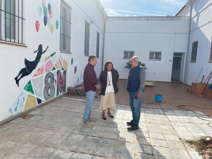 La delegada de Justicia, Administración Local y Función Local de la Junta de Andalucía en Huelva, Carmen Céspedes, en su visita a Villanueva de los Castillejos.