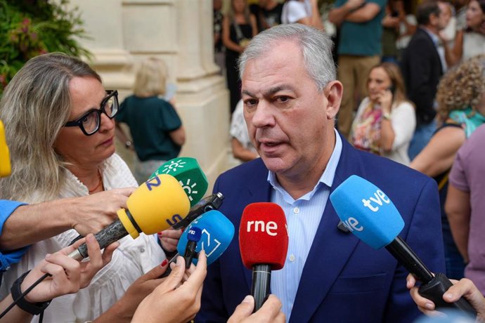 Archivo - El alcalde de Sevilla, José Luís Sanz, atiende a los medios de comunicación. Imagen de archivo.