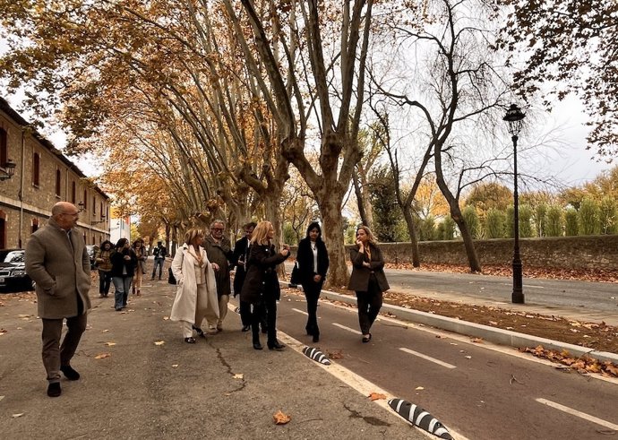Ayala, Manso y concejales del PSOE visitan el nuevo tramo de carril bici en las Huelgas, en Burgos.