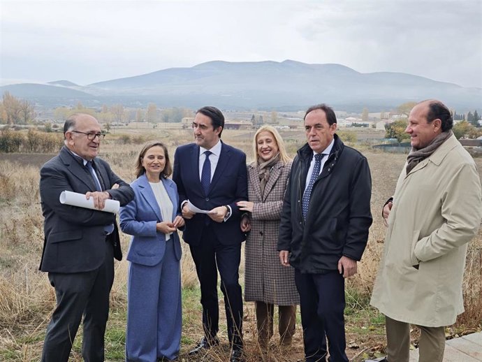 En el centro, Quiñones visita las parcelas del desarrollo residencial en Ólvega (Soria)