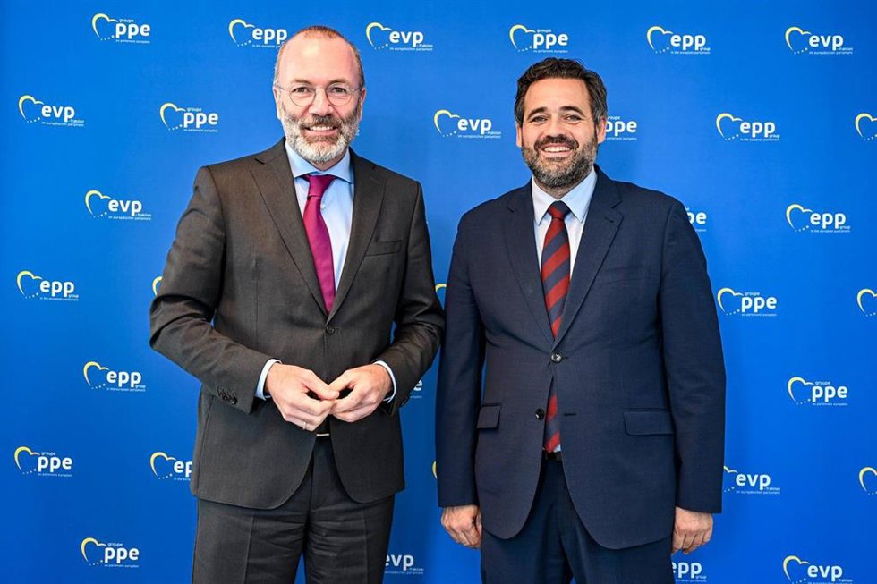 El presidente del PP de C-LM, Paco Núñez, con el presidente del Partido Popular Europeo, Manfred Webber.