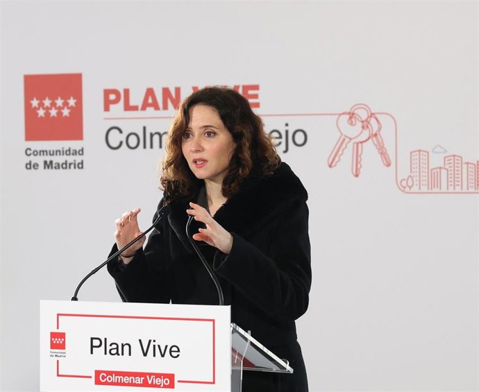 Archivo - La presidenta de la Comunidad de Madrid, Isabel Díaz Ayuso, interviene durante la entrega de llaves a los primeros adjudicatarios de las 282 viviendas del Plan Vive en Colmenar Viejo