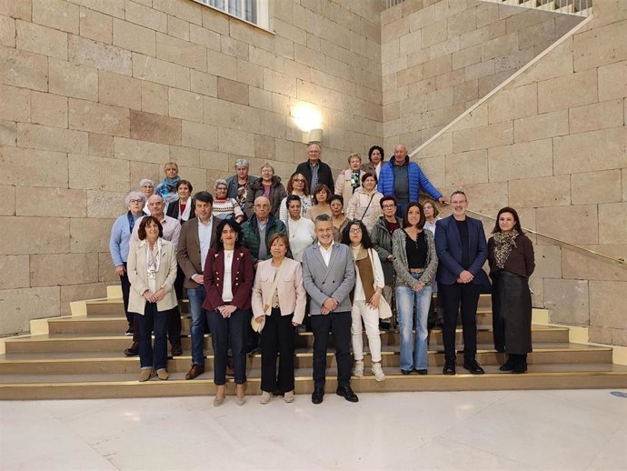 El alcalde de Logroño, Conrado Escobar, con las homenajeadas