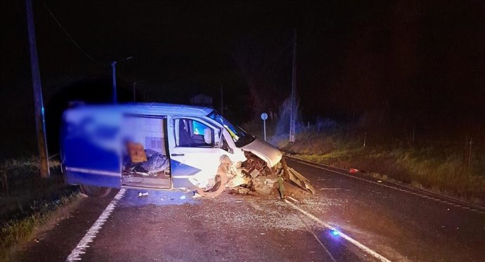 Furtoneta accidentada en Narón (A Coruña).