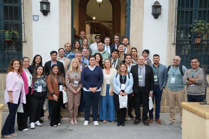 Participantes de la delegación de la Unión Iberoamericana de Municipalistas (UIM), durante la visita realizada en Níjar (Almería).