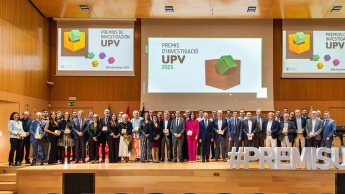 Foto de familia de los premiados