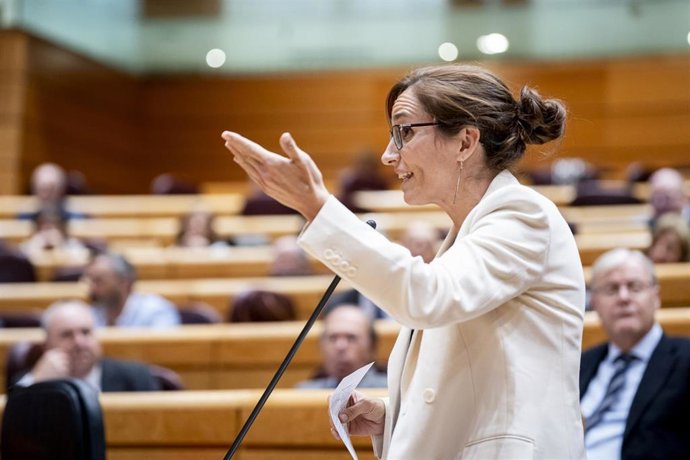 La ministra de Sanidad, Mónica García, interviene durante una sesión plenaria.