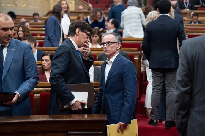 Archivo - El president de la Generalitat, Salvador Illa, i el president del grup parlamentari ERC, Josep María Jové